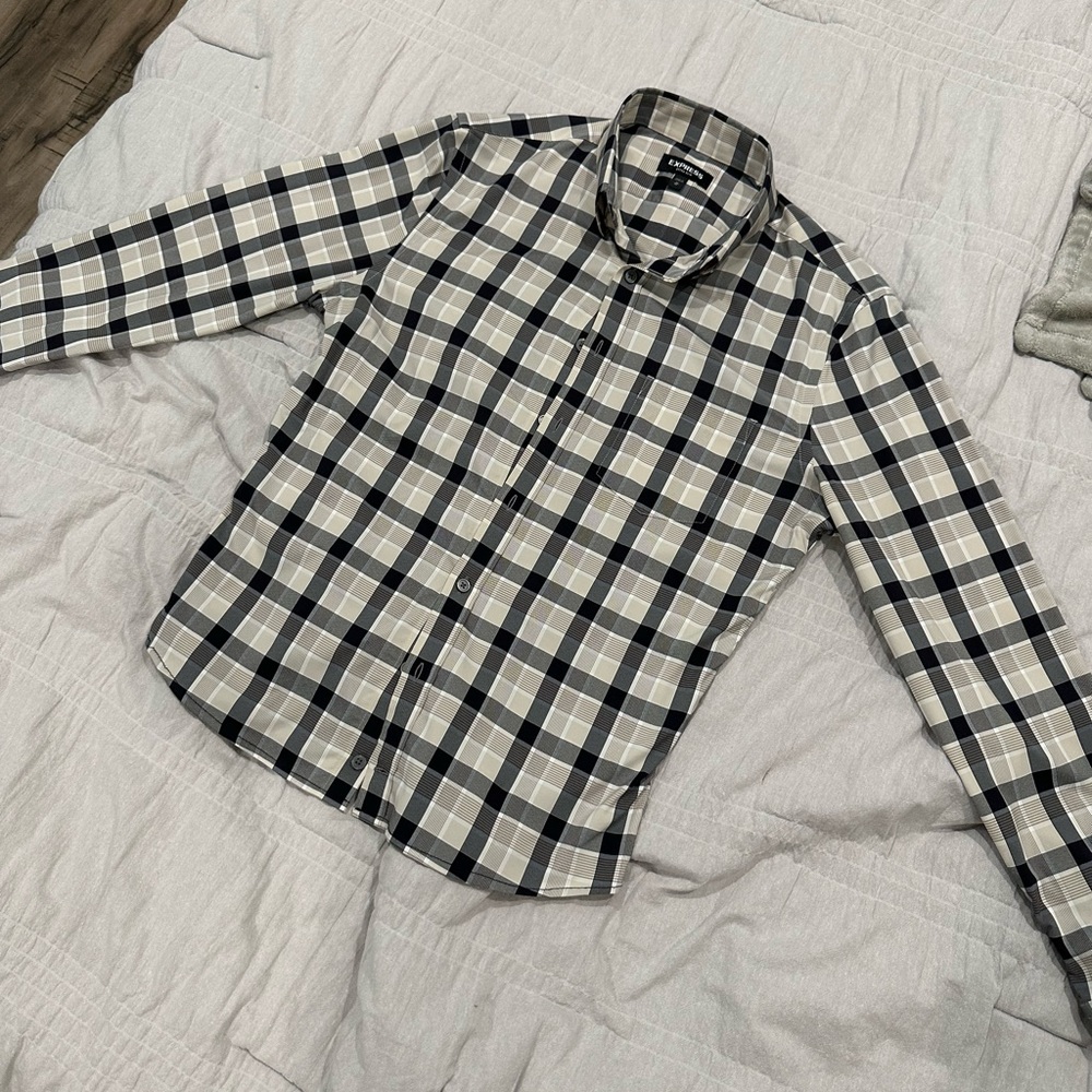 Express wrinkle resistant performance shirt. Tan and black. Medium, extra slim.